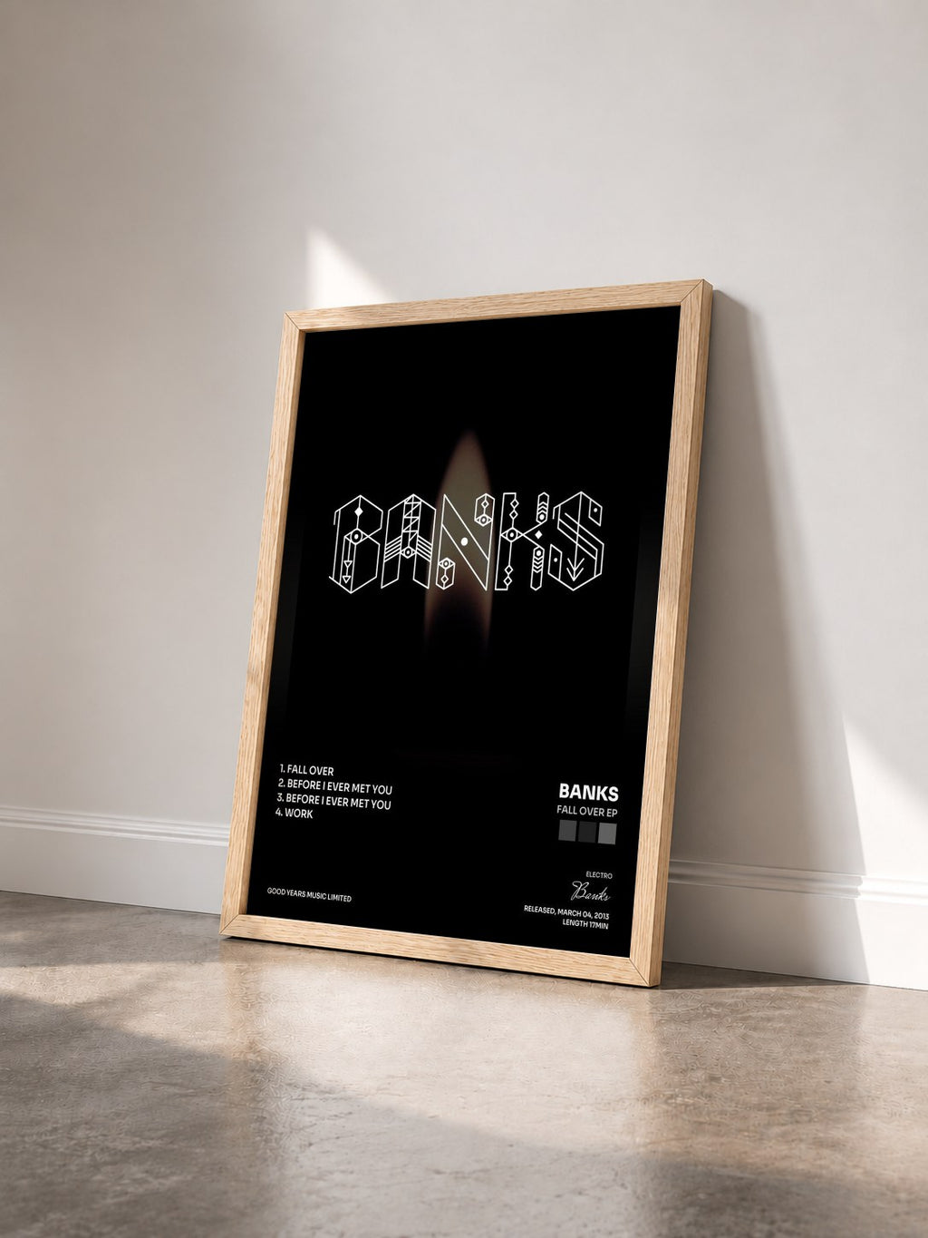 #bois Tableau de l'album Fall Over EP de Banks vu de trois quarts, cadre en bois brut