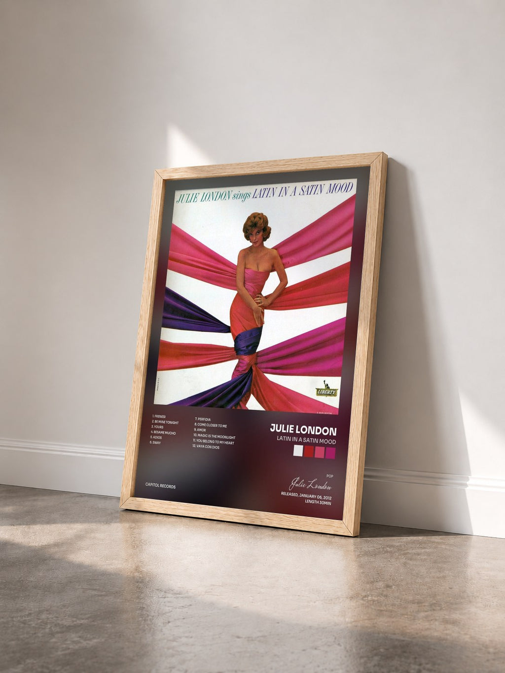 #bois Tableau de l'album Latin In A Satin Mood de Julie London vu de trois quarts, cadre en bois brut