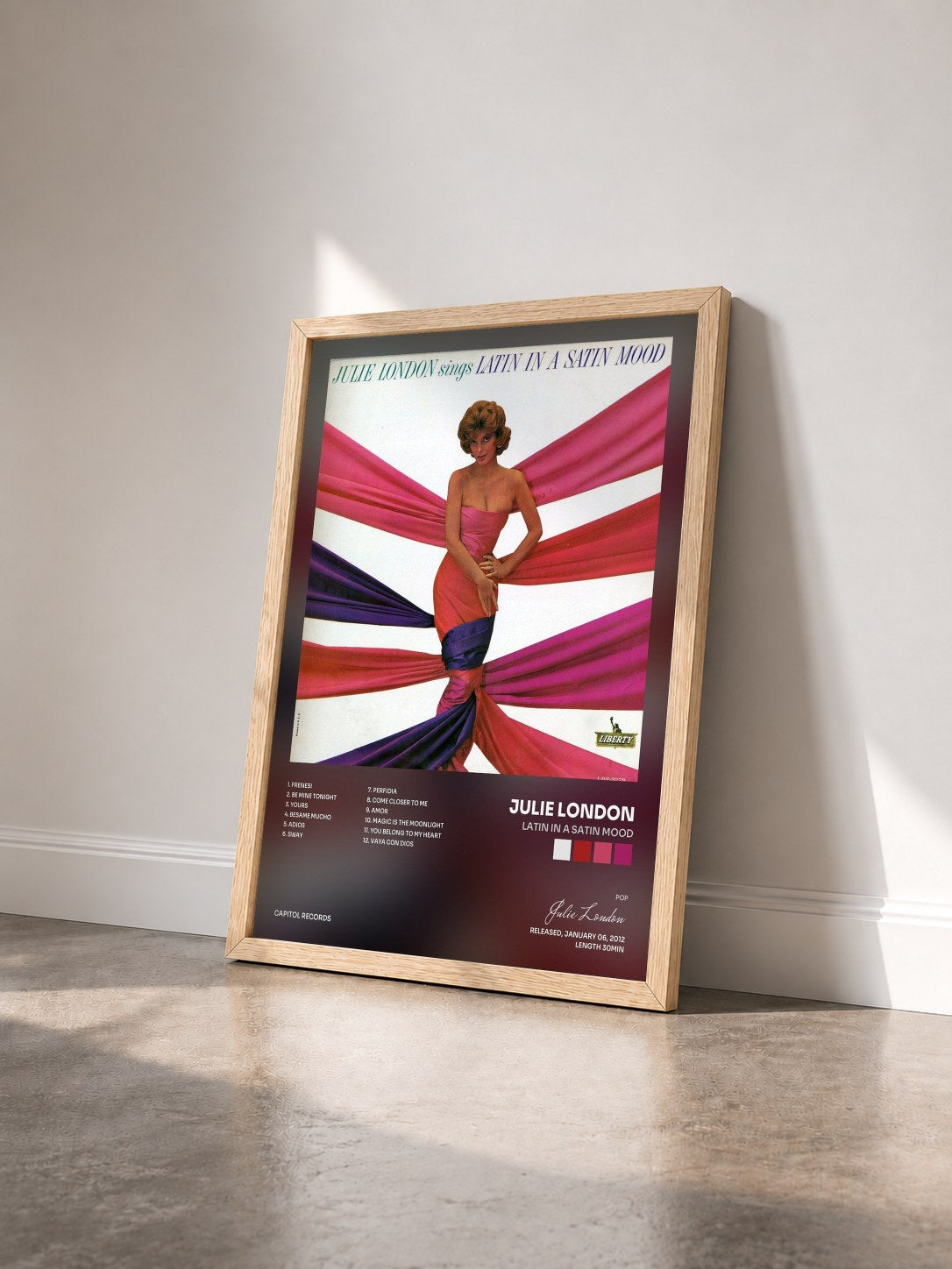 #bois Tableau de l'album Latin In A Satin Mood de Julie London vu de trois quarts, cadre en bois brut