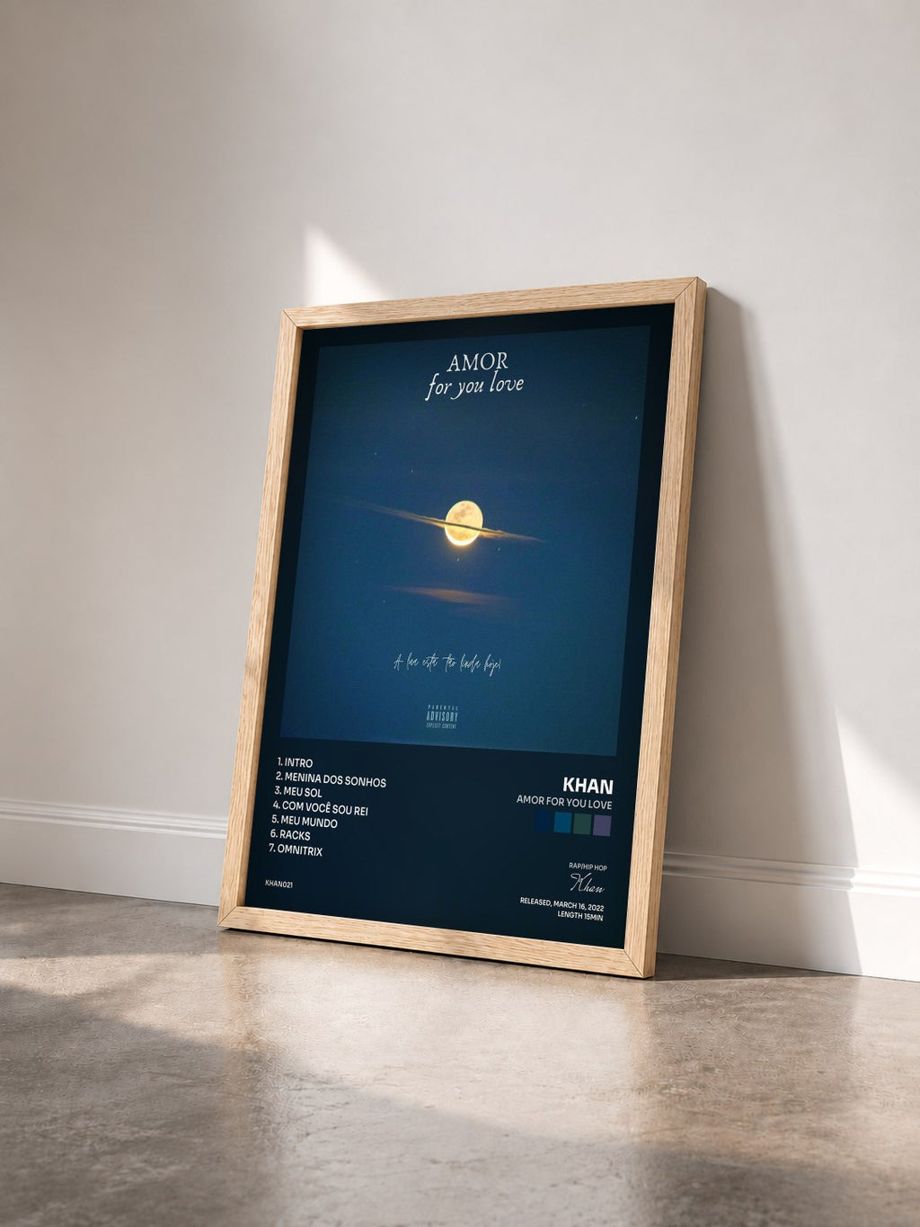 #bois Tableau de l'album Amor For You Love de Khan vu de trois quarts, cadre en bois brut