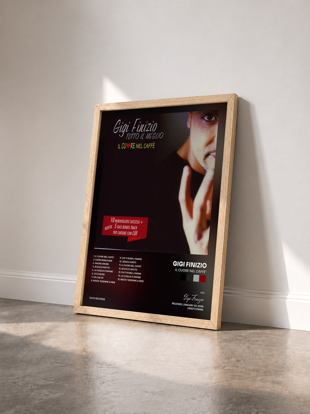 #bois Tableau de l'album Il Cuore Nel Caffe' de Gigi Finizio vu de trois quarts, cadre en bois brut