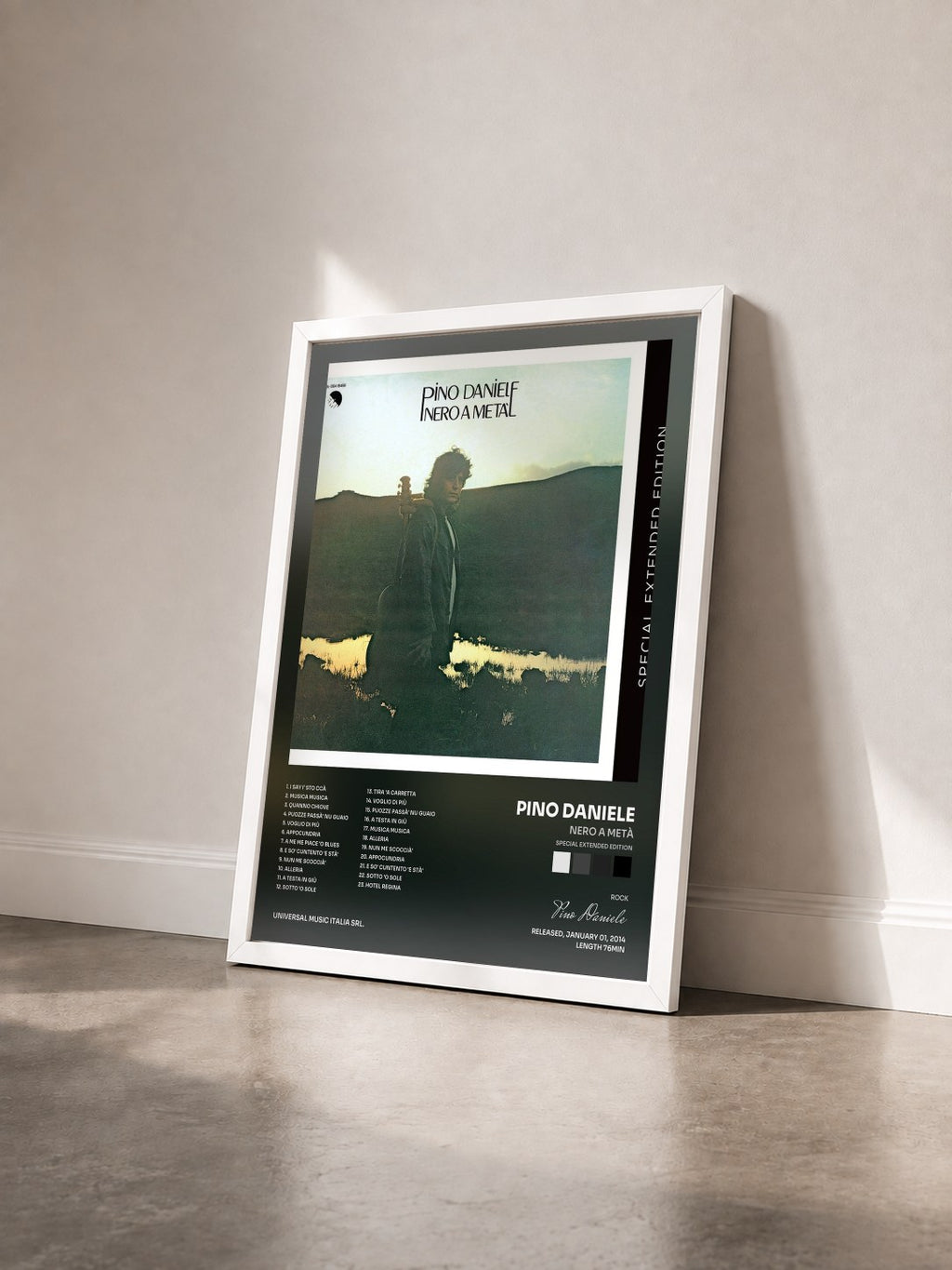 #blanc Tableau de l'album Nero A Metà (Special Extended Edition) de Pino Daniele vu de trois quarts, cadre blanc