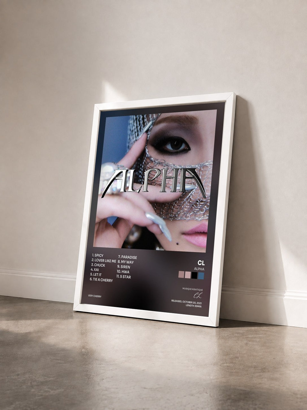 #blanc Tableau de l'album ALPHA de CL vu de trois quarts, cadre blanc