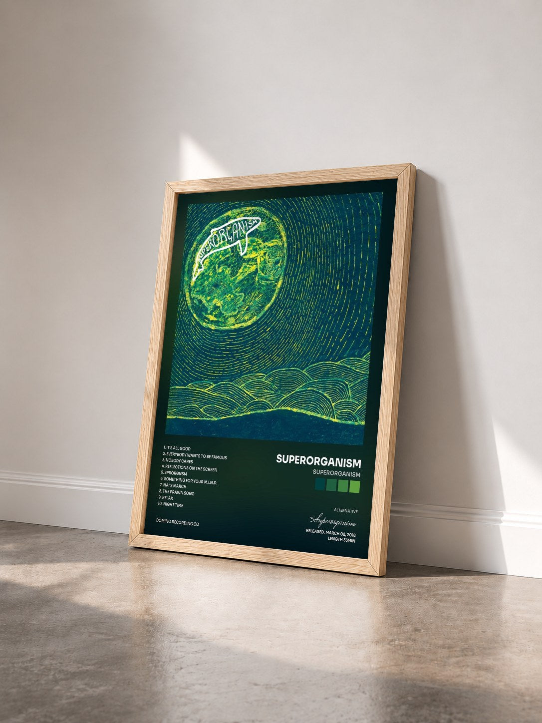 #bois Tableau de l'album Superorganism de Superorganism vu de trois quarts, cadre en bois brut