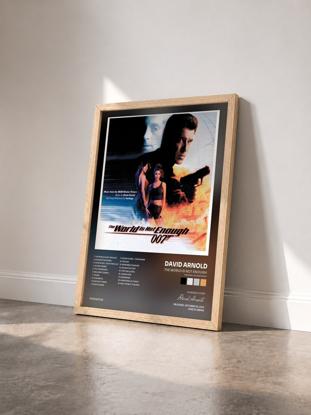 #bois Tableau de l'album The World Is Not Enough (Original Soundtrack) de David Arnold vu de trois quarts, cadre en bois brut