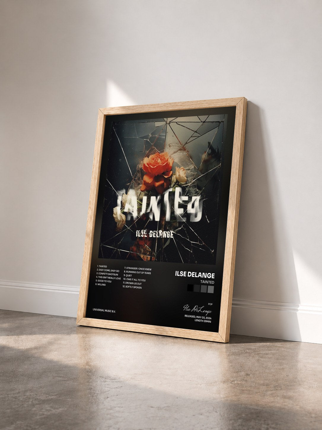 #bois Tableau de l'album Tainted de Ilse DeLange vu de trois quarts, cadre en bois brut