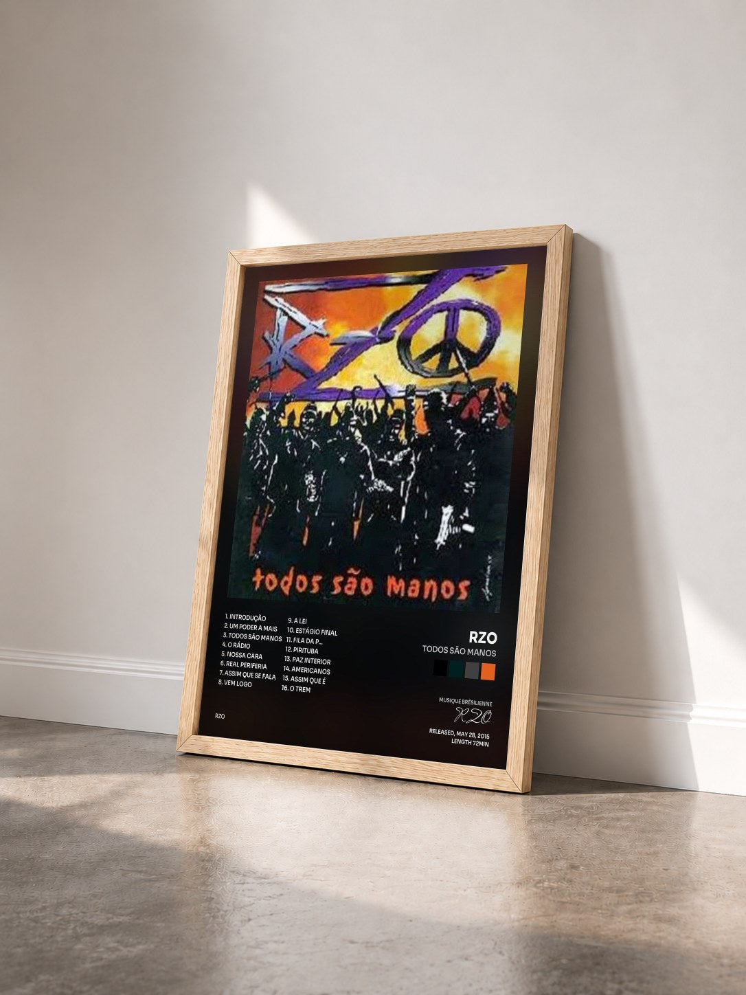 #bois Tableau de l'album Todos São Manos de RZO vu de trois quarts, cadre en bois brut