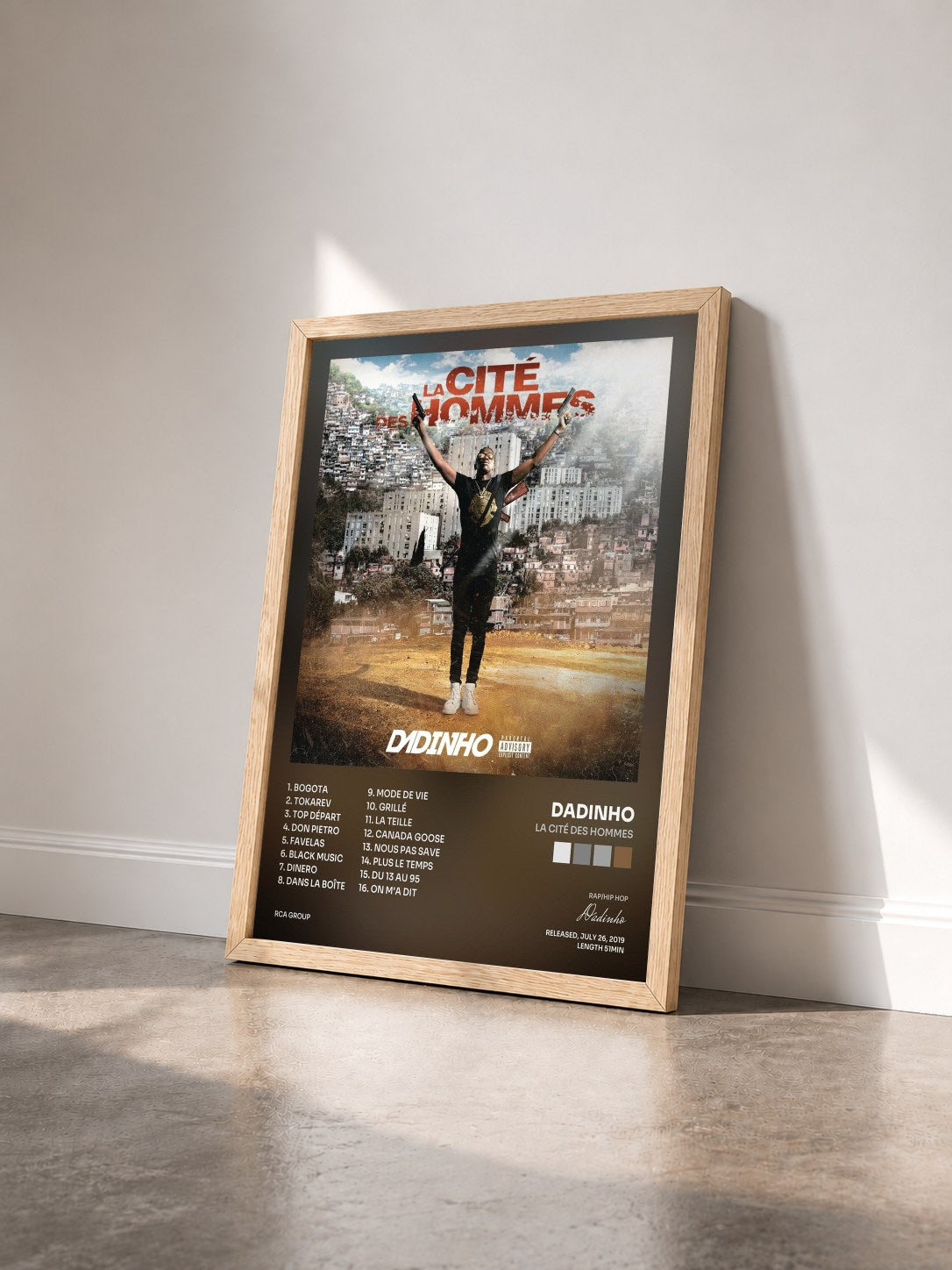 #bois Tableau de l'album La cité des hommes de Dadinho vu de trois quarts, cadre en bois brut