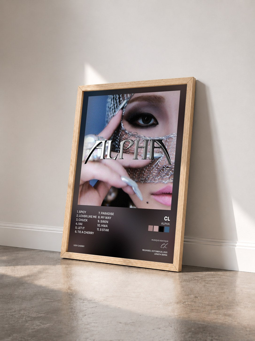 #bois Tableau de l'album ALPHA de CL vu de trois quarts, cadre en bois brut