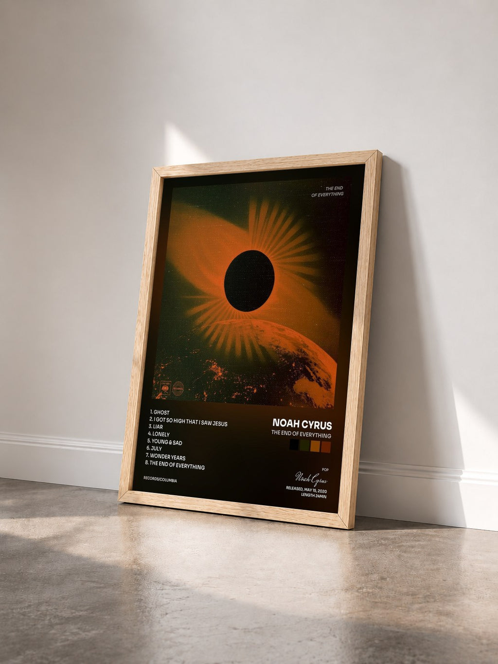 #bois Tableau de l'album THE END OF EVERYTHING de Noah Cyrus vu de trois quarts, cadre en bois brut