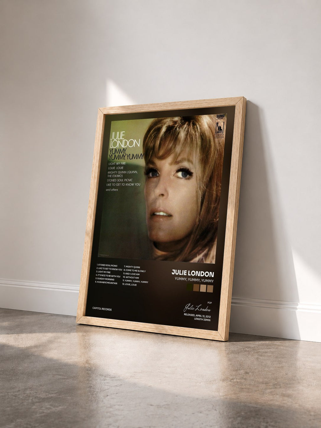 #bois Tableau de l'album Yummy, Yummy, Yummy de Julie London vu de trois quarts, cadre en bois brut
