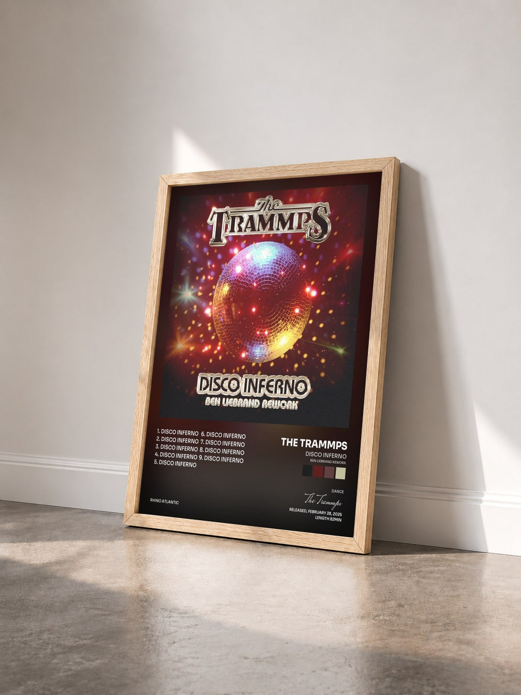 #bois Tableau de l'album Disco Inferno (Ben Liebrand Rework) de The Trammps vu de trois quarts, cadre en bois brut