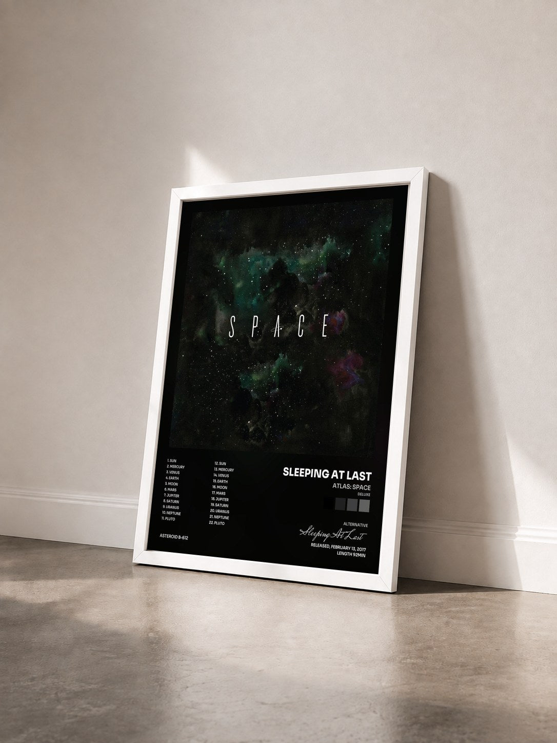 #blanc Tableau de l'album Atlas: Space (Deluxe) de Sleeping At Last vu de trois quarts, cadre blanc