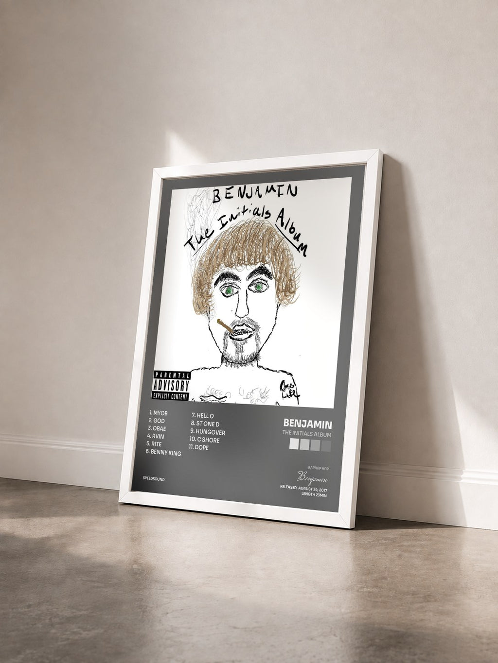 #blanc Tableau de l'album The Initials Album de Benjamin vu de trois quarts, cadre blanc