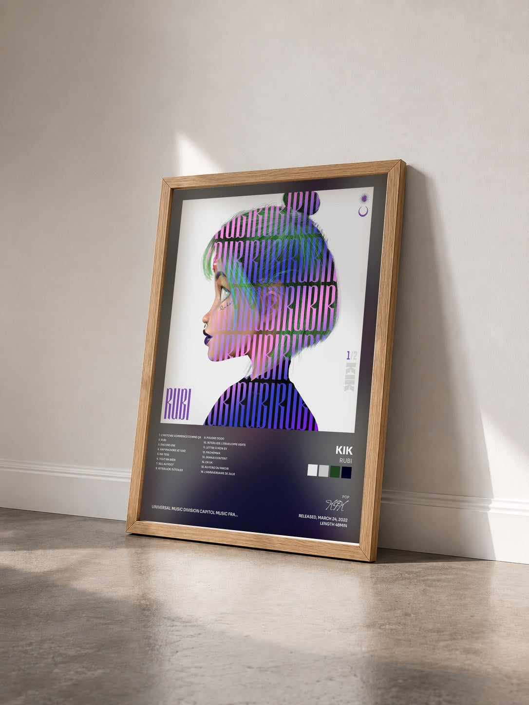 #bois Tableau de l'album Rubi de KIK vu de trois quarts, cadre en bois brut