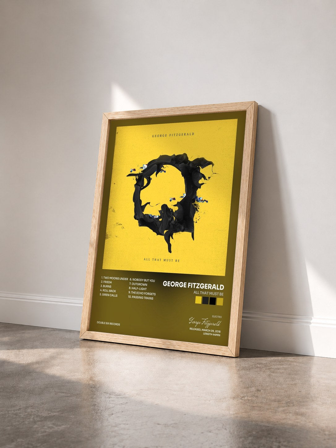 #bois Tableau de l'album All That Must Be de George Fitzgerald vu de trois quarts, cadre en bois brut