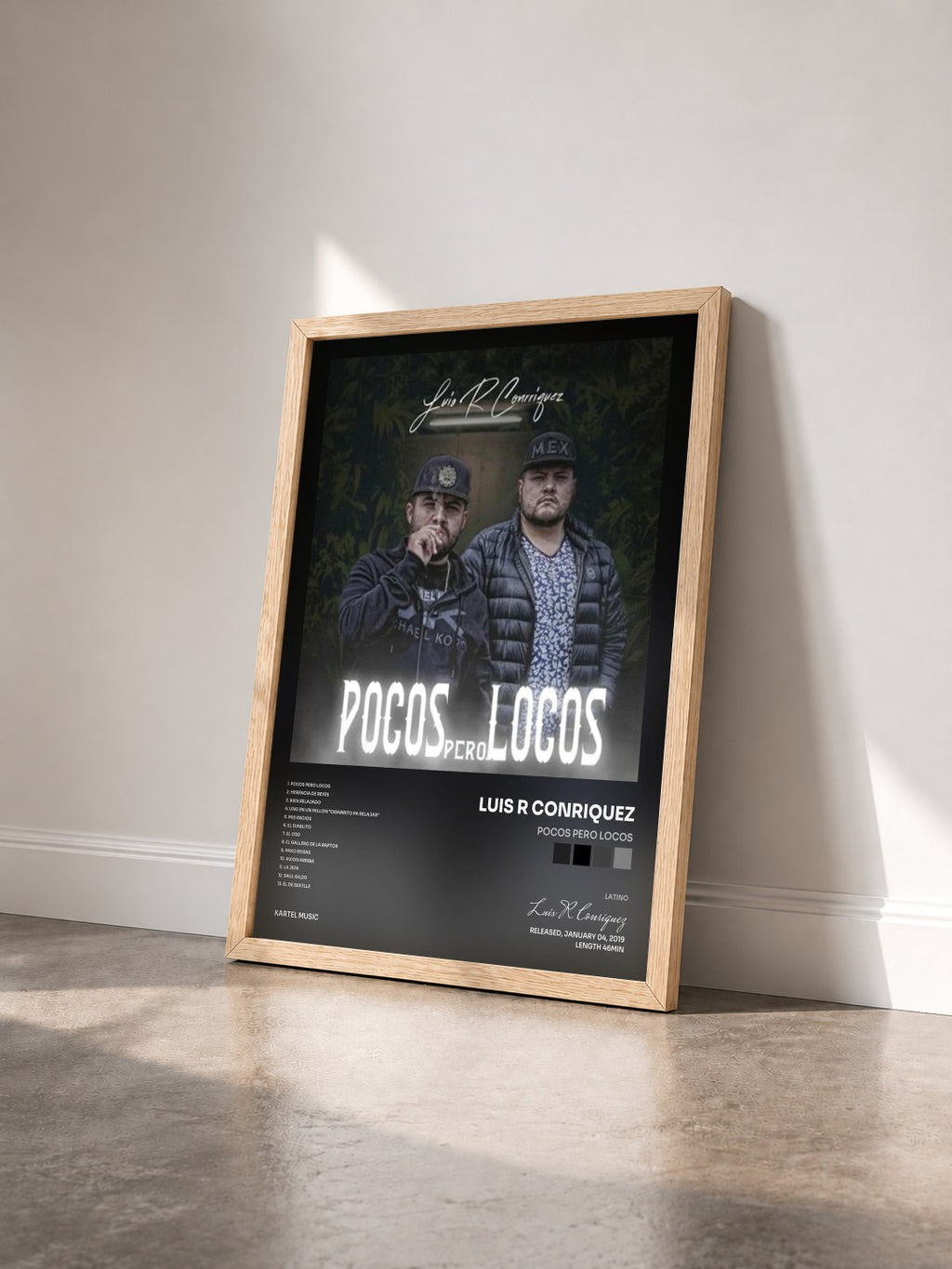 #bois Tableau de l'album Pocos Pero Locos de Luis R Conriquez vu de trois quarts, cadre en bois brut