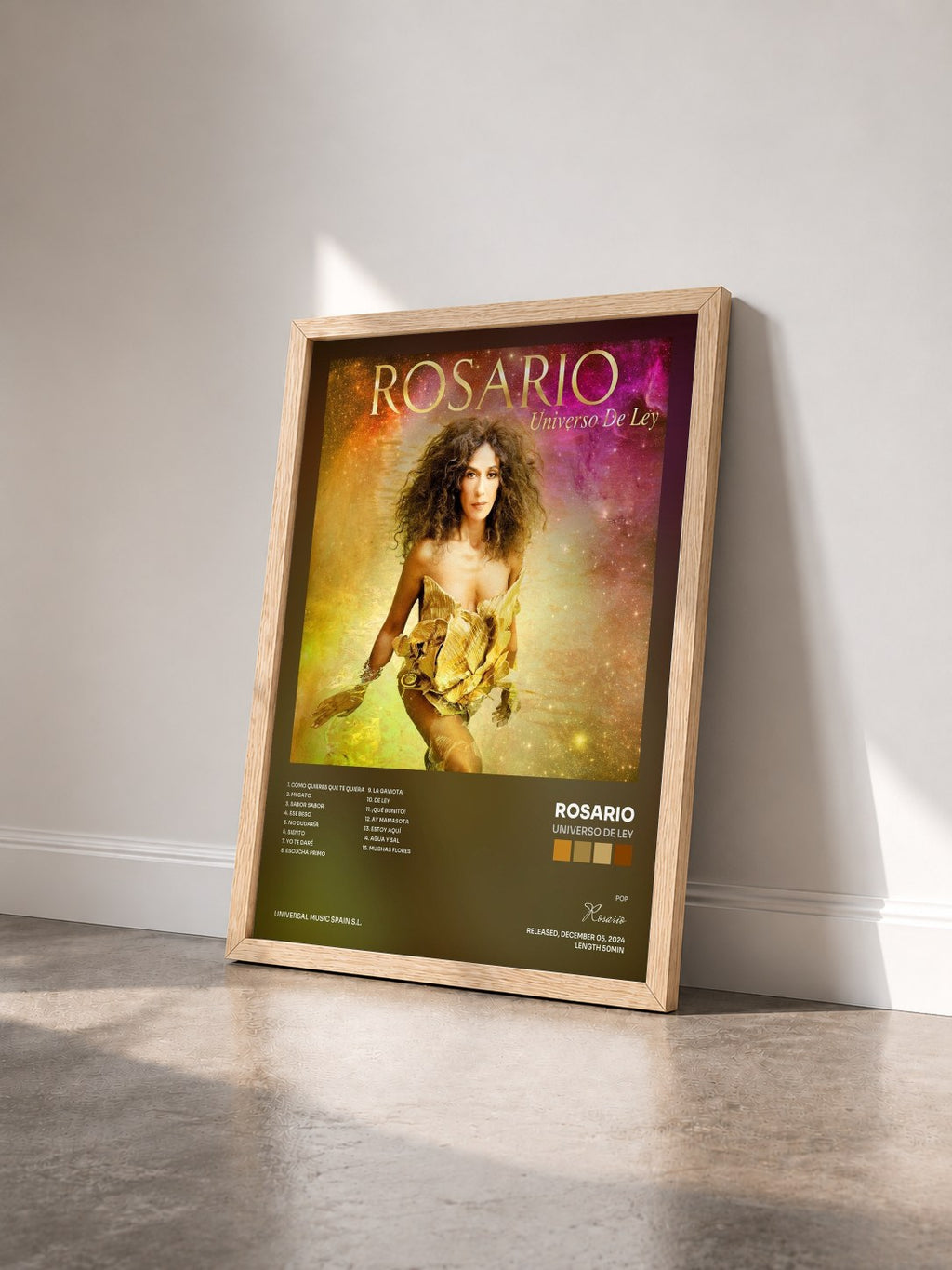 #bois Tableau de l'album Universo De Ley de Rosario vu de trois quarts, cadre en bois brut