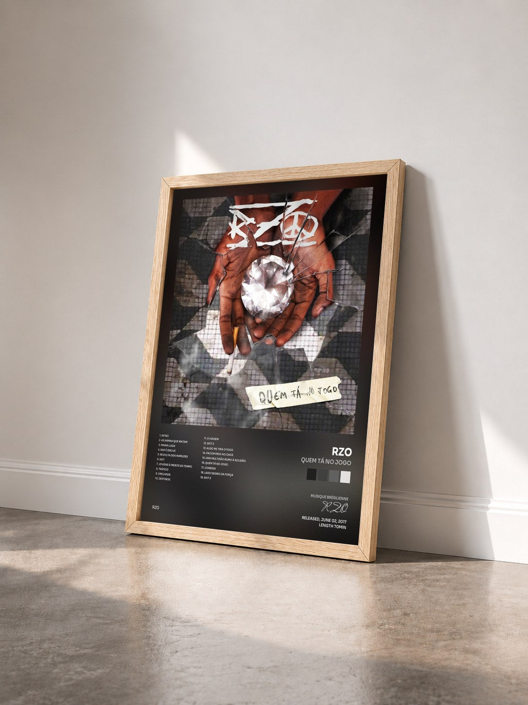 #bois Tableau de l'album Quem Tá no Jogo de RZO vu de trois quarts, cadre en bois brut