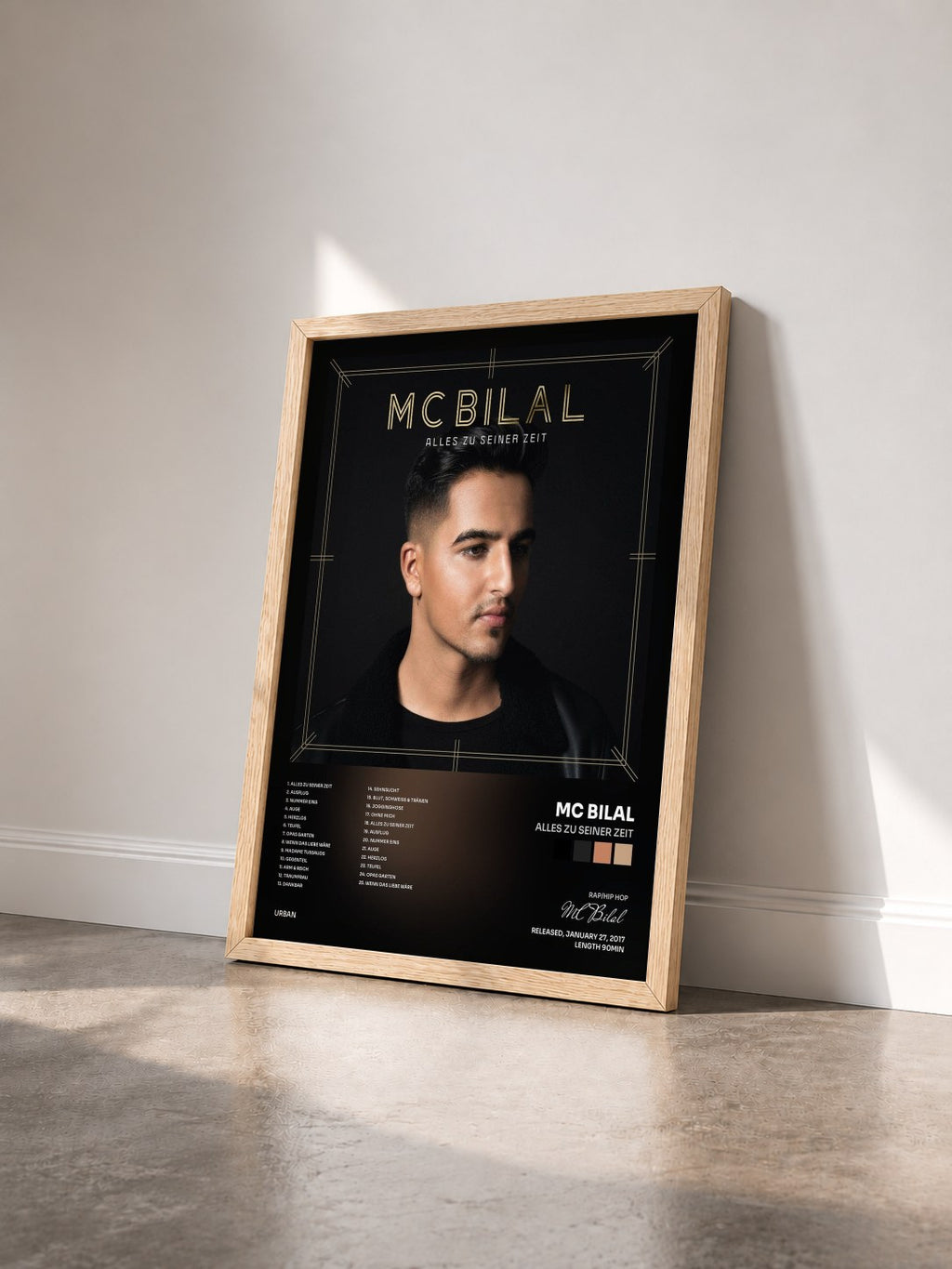 #bois Tableau de l'album Alles zu seiner Zeit de MC Bilal vu de trois quarts, cadre en bois brut