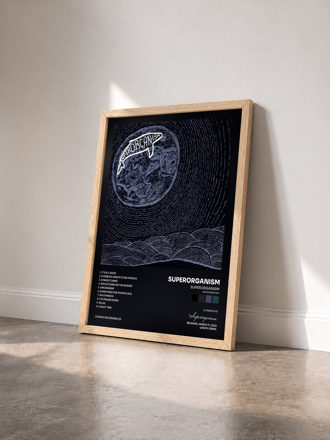 #bois Tableau de l'album Superorganism (Instrumentals) de Superorganism vu de trois quarts, cadre en bois brut