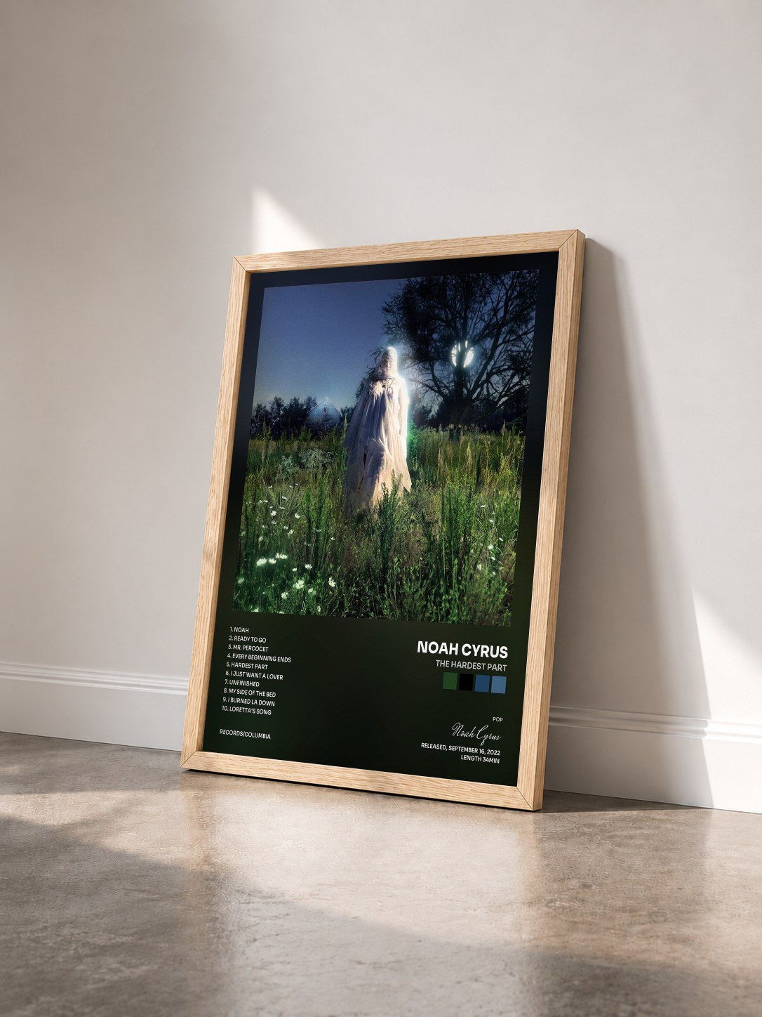 #bois Tableau de l'album The Hardest Part de Noah Cyrus vu de trois quarts, cadre en bois brut