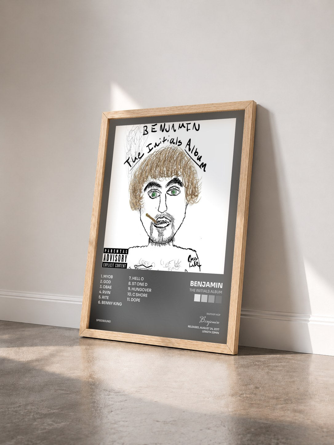 #bois Tableau de l'album The Initials Album de Benjamin vu de trois quarts, cadre en bois brut