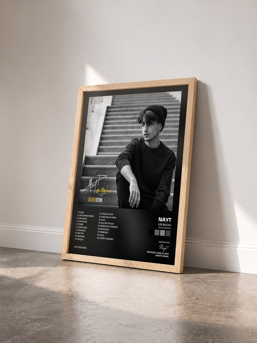#bois Tableau de l'album Un bacio (Deluxe Edition) de Nayt vu de trois quarts, cadre en bois brut