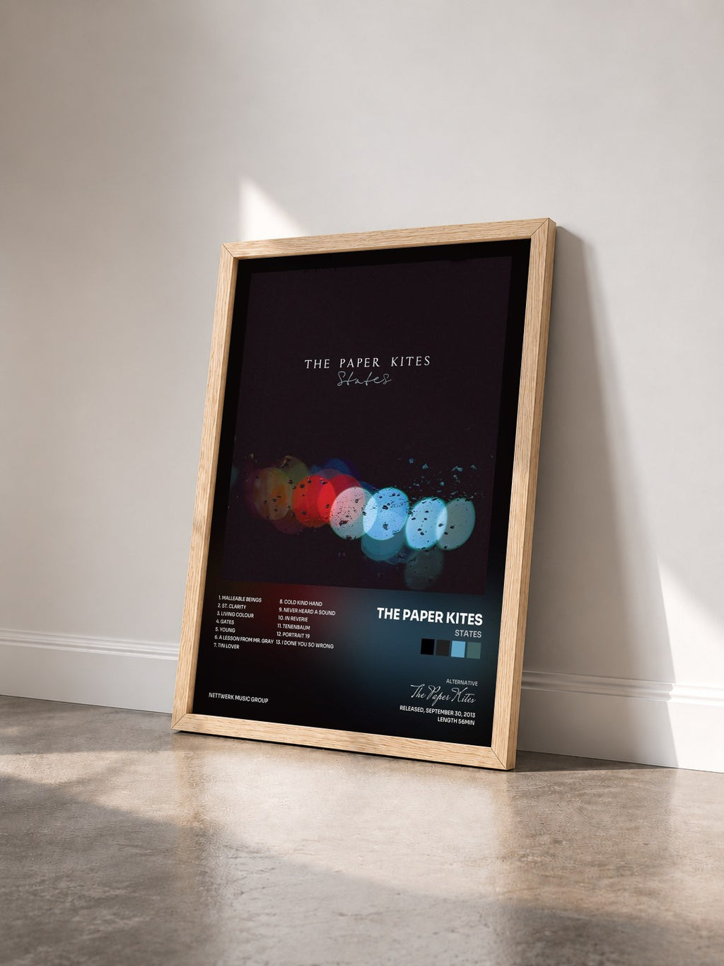 #bois Tableau de l'album States de The Paper Kites vu de trois quarts, cadre en bois brut