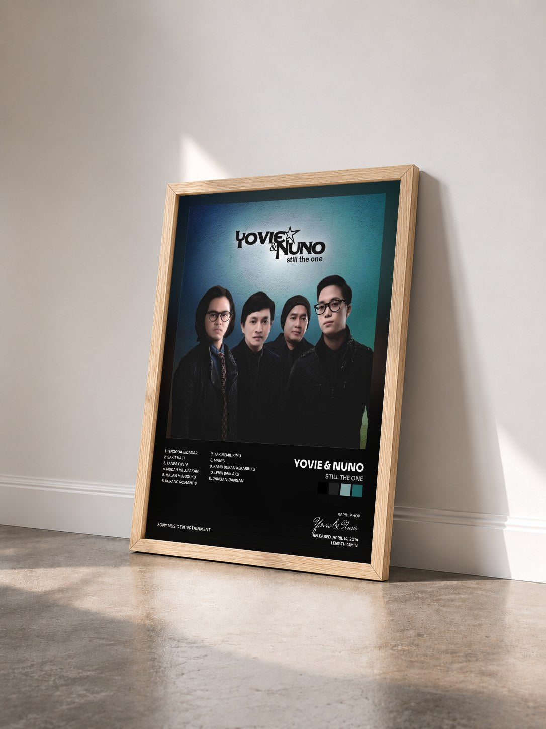 #bois Tableau de l'album Still The One de Yovie & Nuno vu de trois quarts, cadre en bois brut