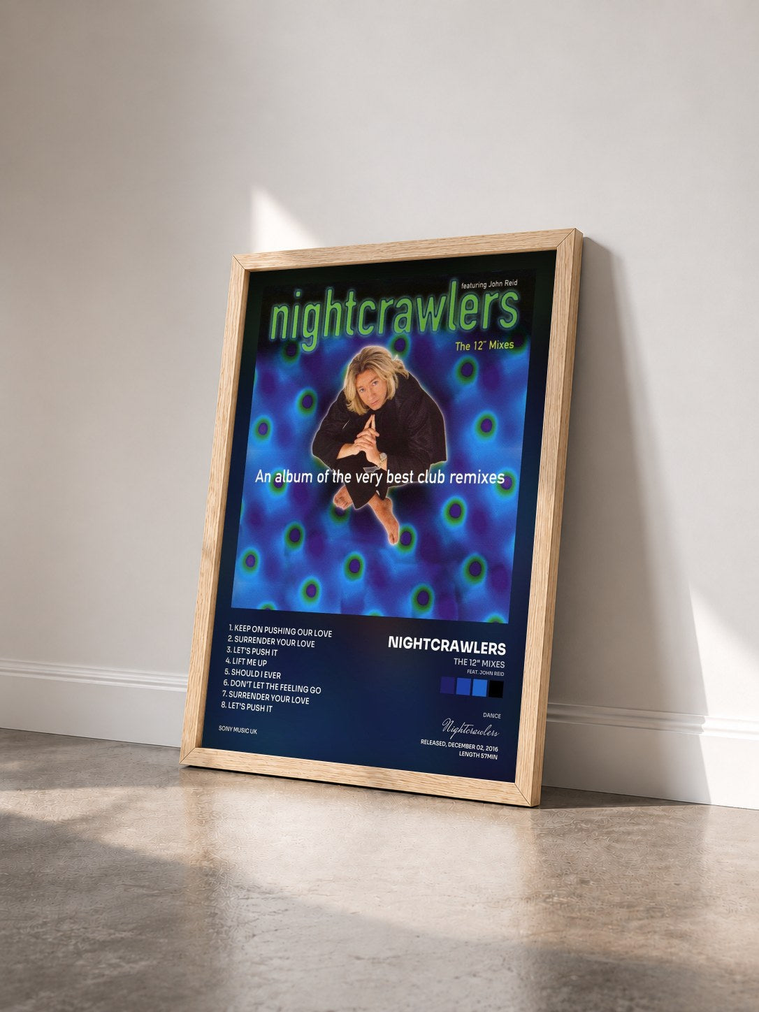 #bois Tableau de l'album The 12" Mixes (feat. John Reid) de Nightcrawlers vu de trois quarts, cadre en bois brut