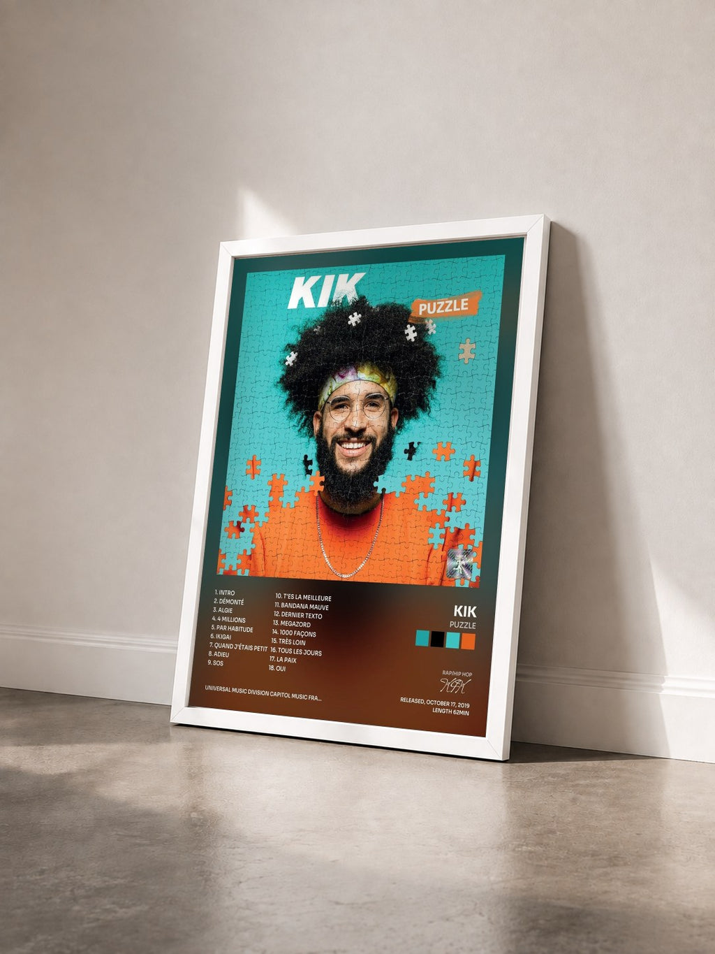 #blanc Tableau de l'album PUZZLE de KIK vu de trois quarts, cadre blanc