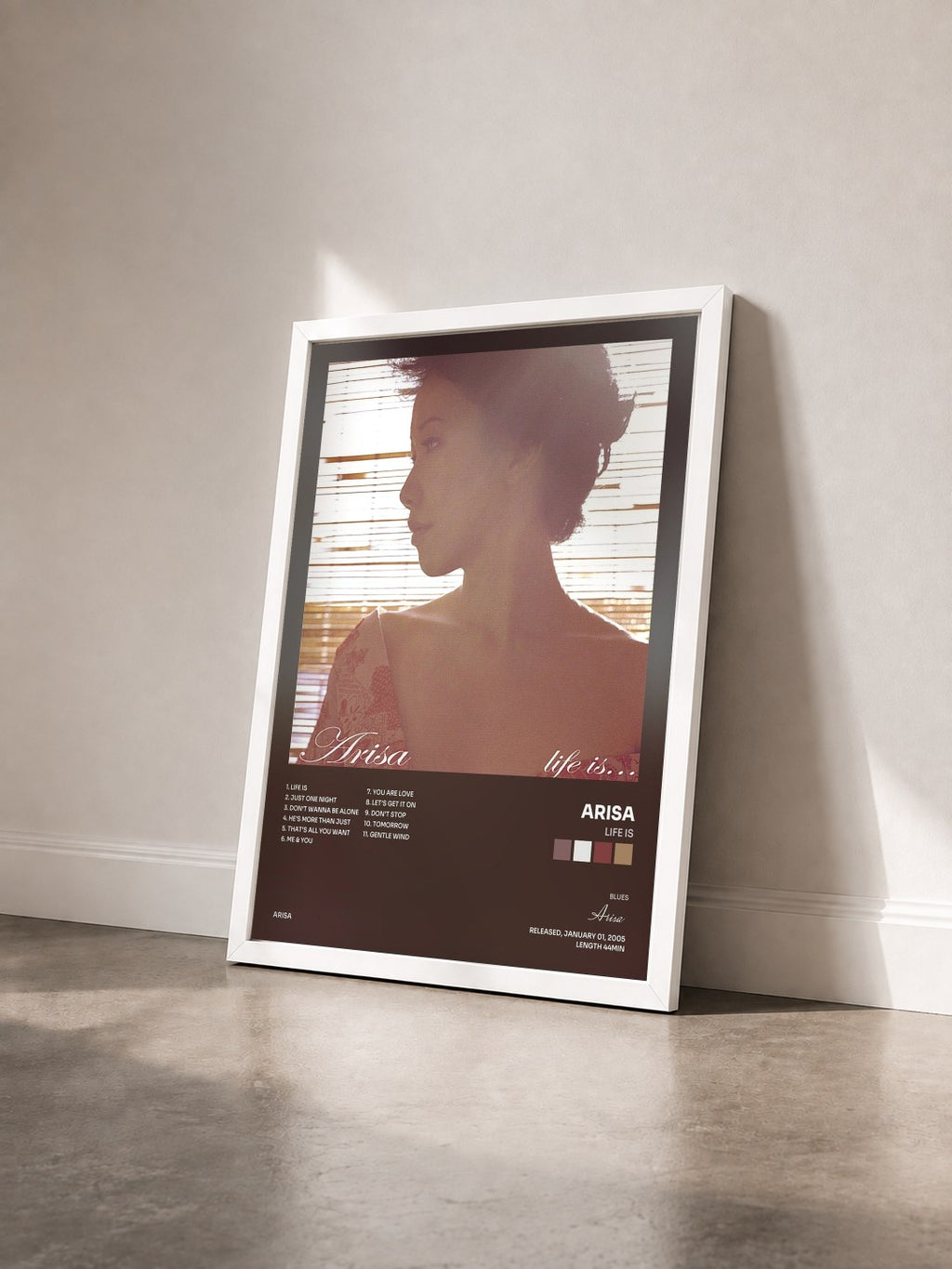 #blanc Tableau de l'album Life is de Arisa vu de trois quarts, cadre blanc