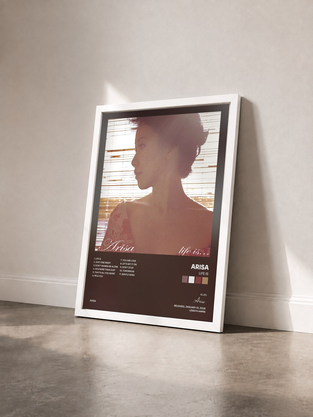 #blanc Tableau de l'album Life is de Arisa vu de trois quarts, cadre blanc