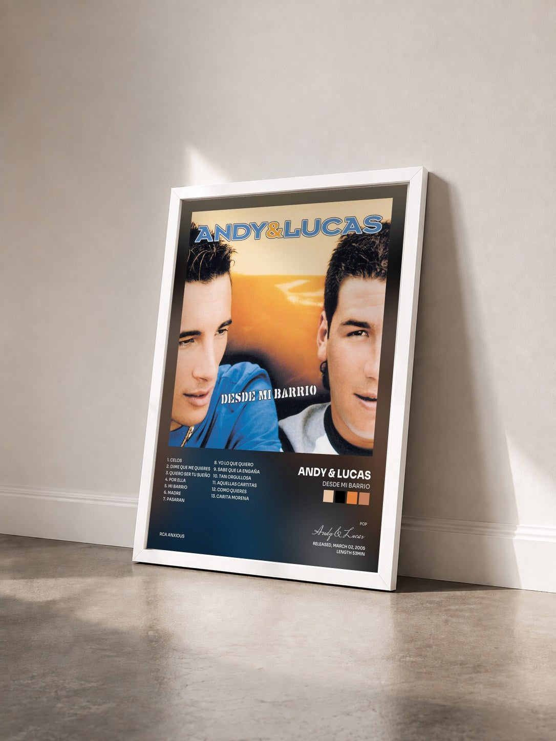 #blanc Tableau de l'album Desde mi barrio de Andy & Lucas vu de trois quarts, cadre blanc