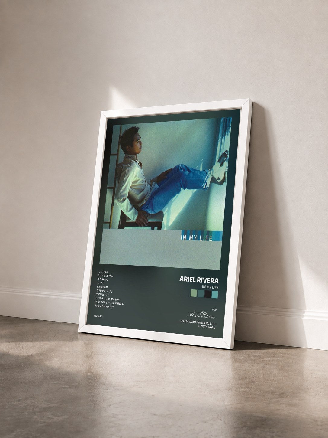 #blanc Tableau de l'album In My Life de Ariel Rivera vu de trois quarts, cadre blanc