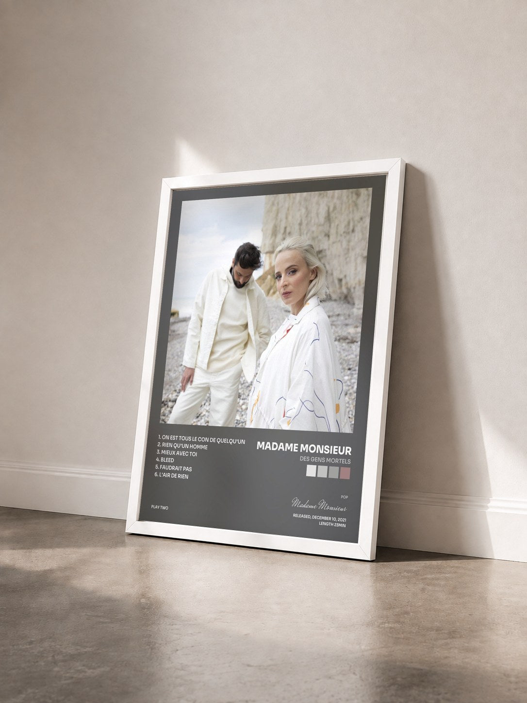 #blanc Tableau de l'album Des gens mortels de Madame Monsieur vu de trois quarts, cadre blanc