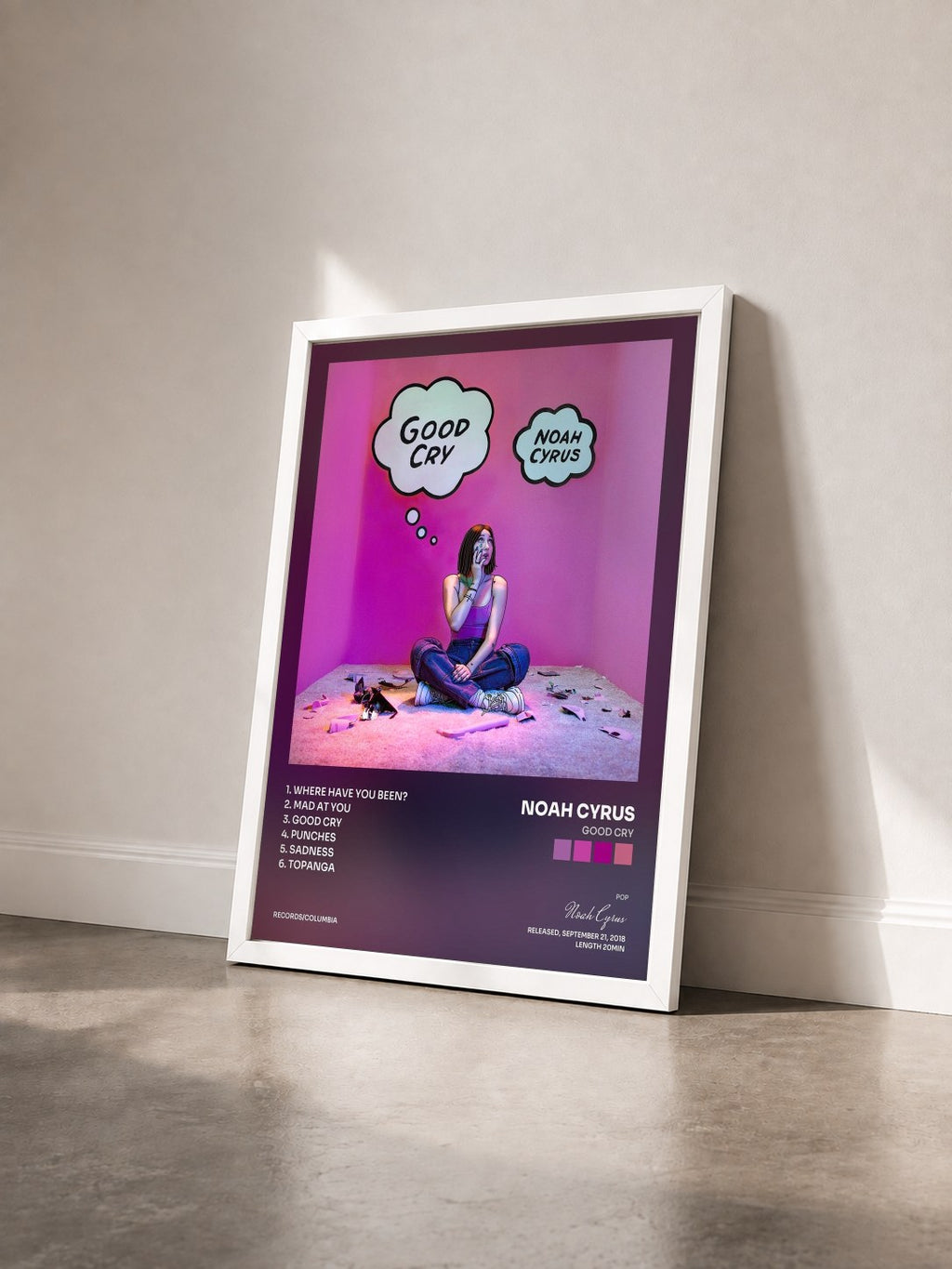 #blanc Tableau de l'album Good Cry de Noah Cyrus vu de trois quarts, cadre blanc