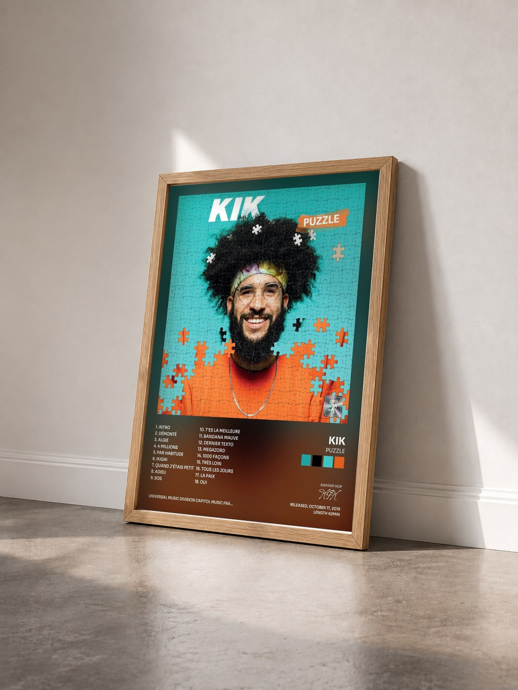 #bois Tableau de l'album PUZZLE de KIK vu de trois quarts, cadre en bois brut