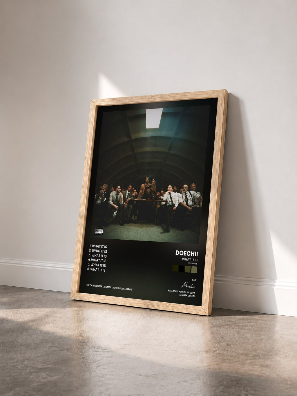 #bois Tableau de l'album What It Is (Versions) de Doechii vu de trois quarts, cadre en bois brut