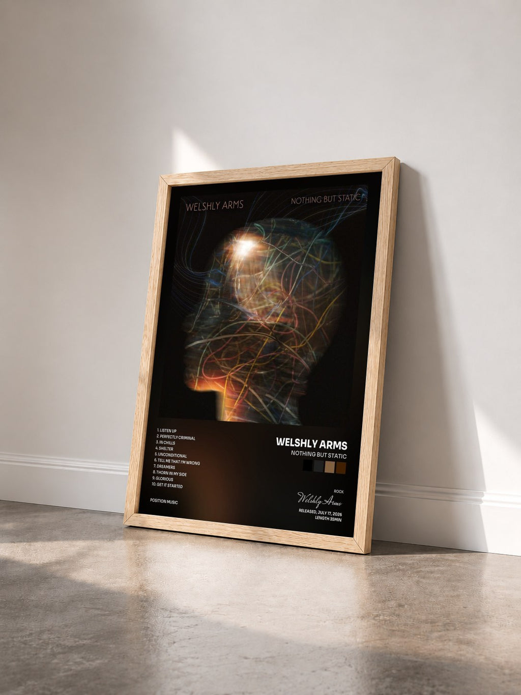 #bois Tableau de l'album Nothing But Static de Welshly Arms vu de trois quarts, cadre en bois brut