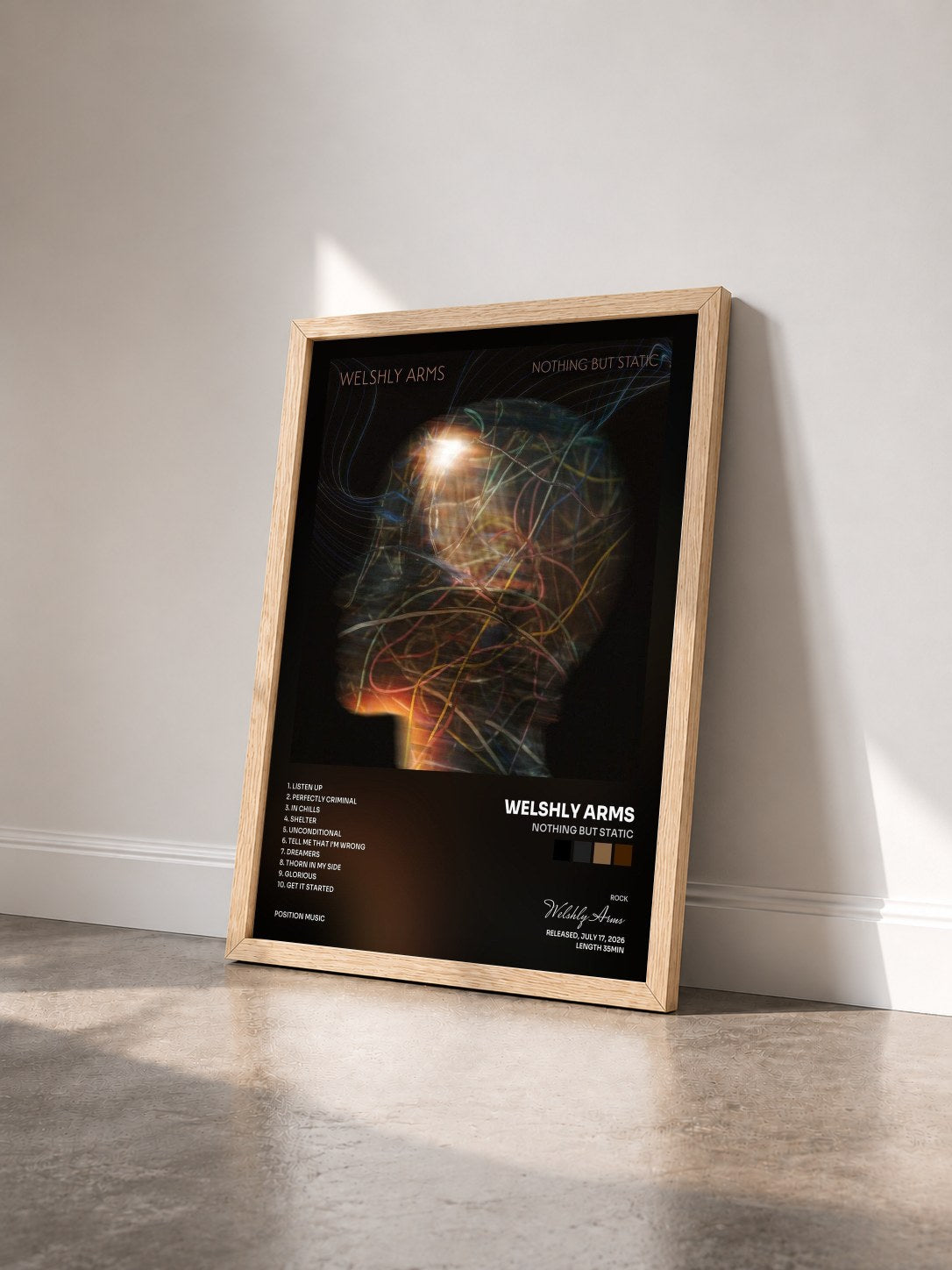#bois Tableau de l'album Nothing But Static de Welshly Arms vu de trois quarts, cadre en bois brut