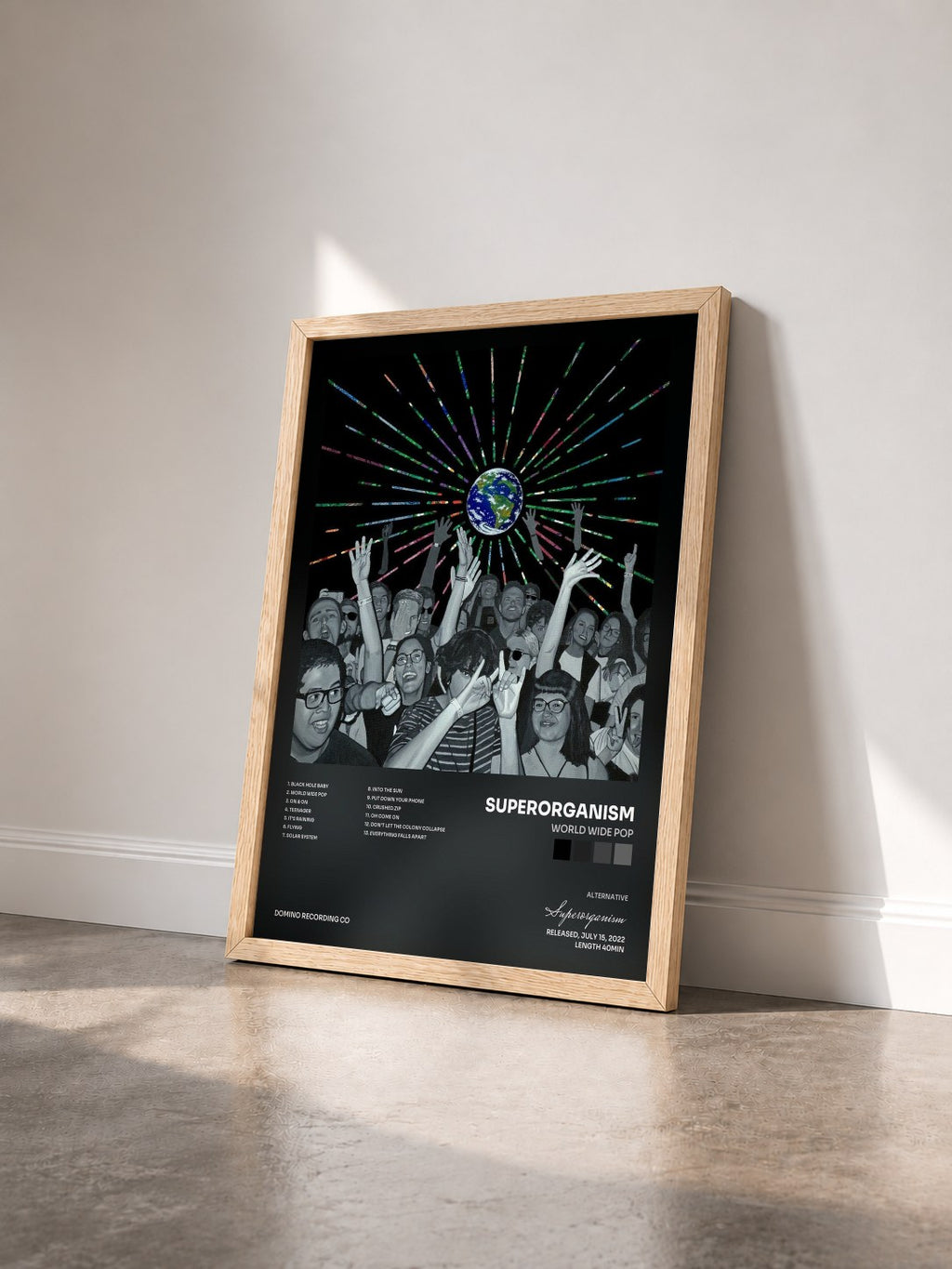 #bois Tableau de l'album World Wide Pop de Superorganism vu de trois quarts, cadre en bois brut