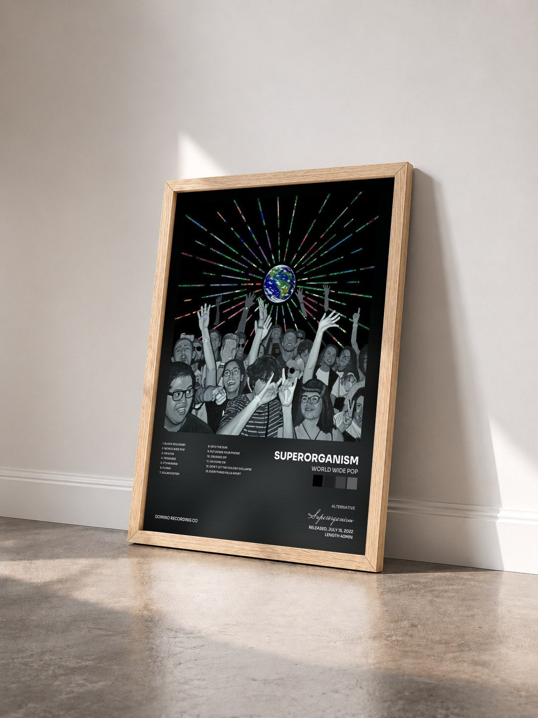 #bois Tableau de l'album World Wide Pop de Superorganism vu de trois quarts, cadre en bois brut