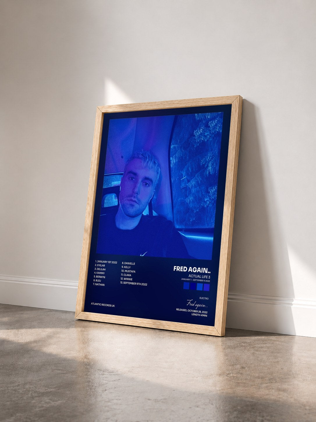 #bois Tableau de l'album Actual Life 3 (January 1 - September 9 2022) de Fred again.. vu de trois quarts, cadre en bois brut