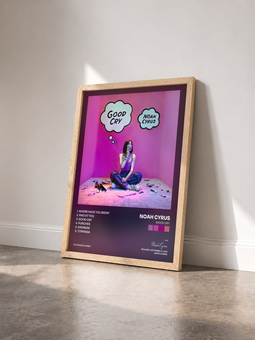 #bois Tableau de l'album Good Cry de Noah Cyrus vu de trois quarts, cadre en bois brut