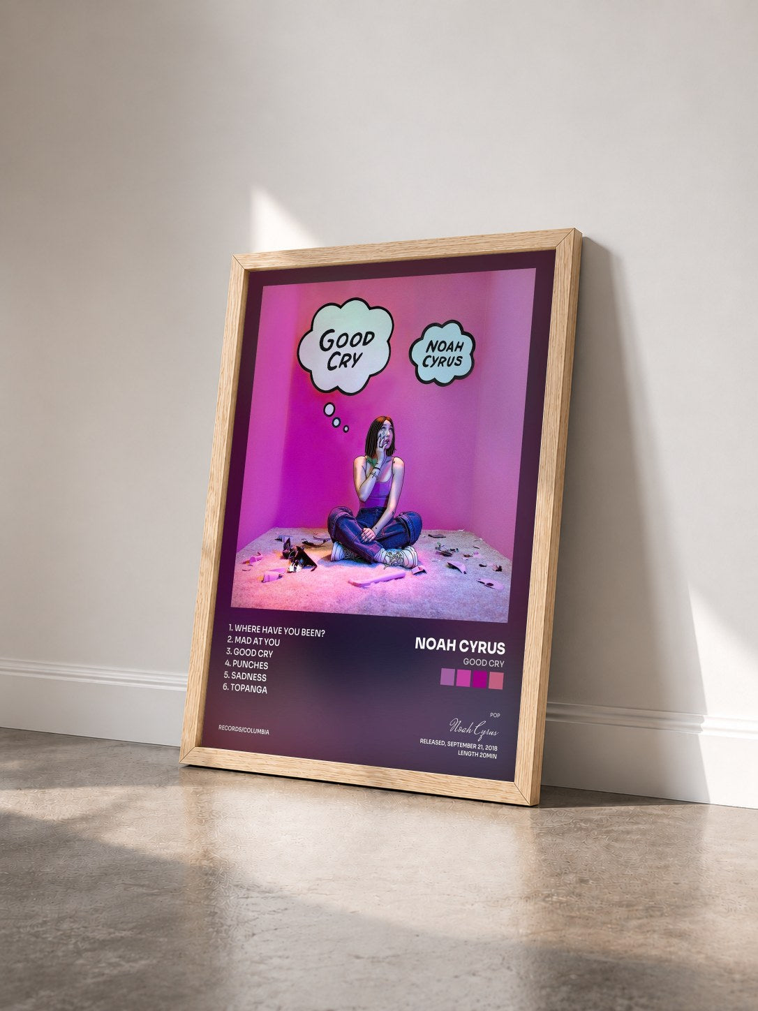 #bois Tableau de l'album Good Cry de Noah Cyrus vu de trois quarts, cadre en bois brut