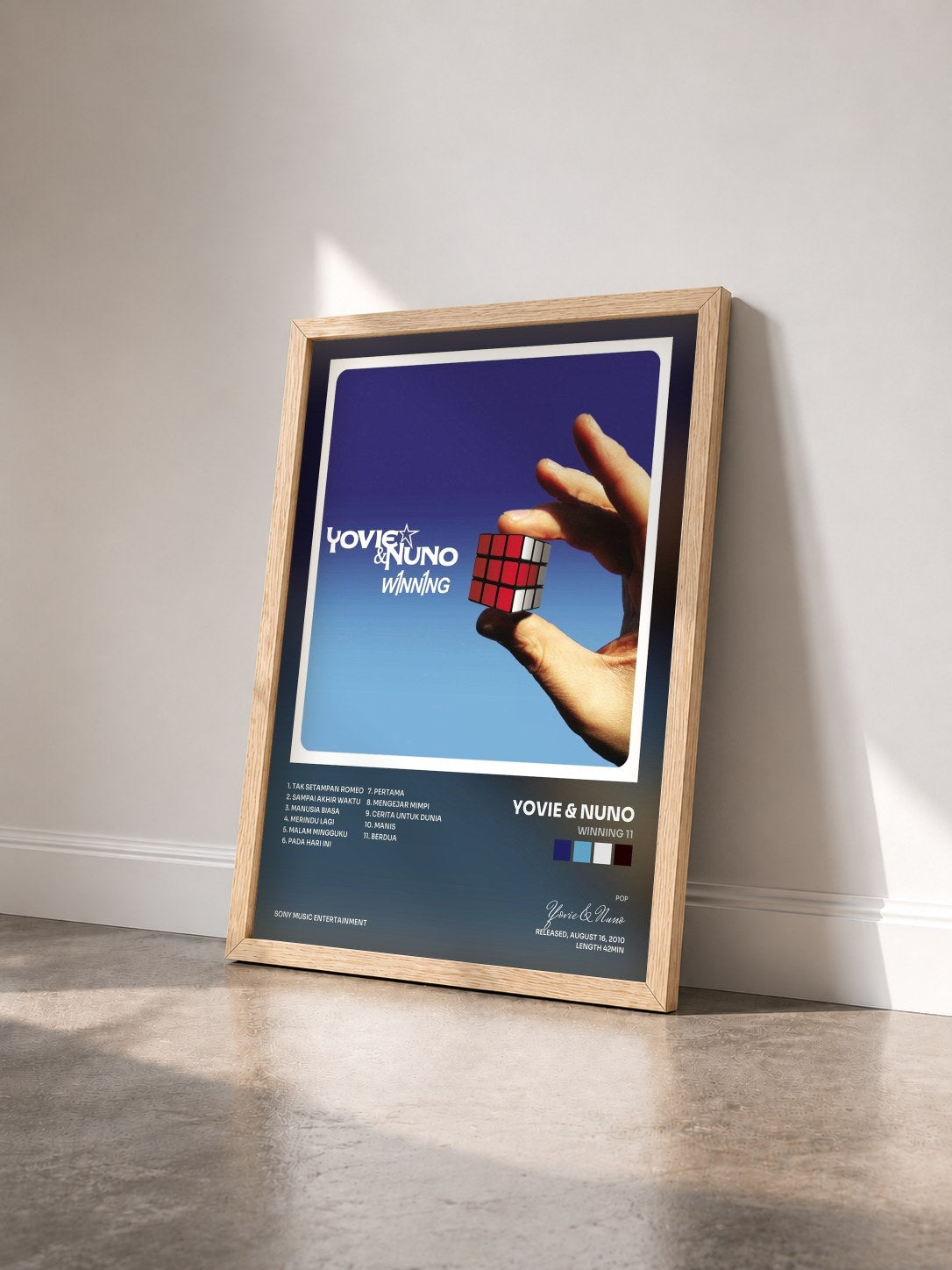 #bois Tableau de l'album Winning 11 de Yovie & Nuno vu de trois quarts, cadre en bois brut