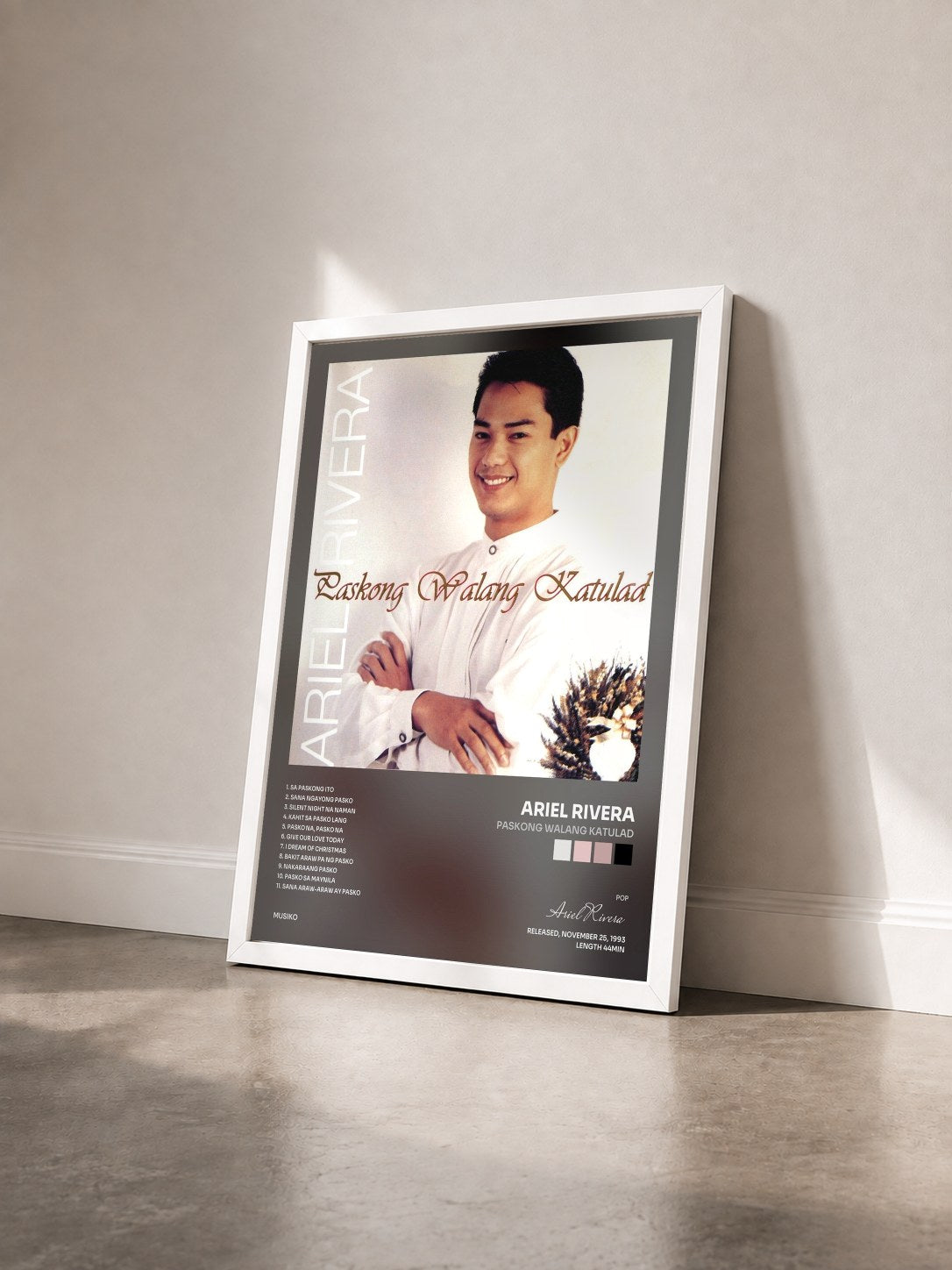 #blanc Tableau de l'album Paskong Walang Katulad de Ariel Rivera vu de trois quarts, cadre blanc