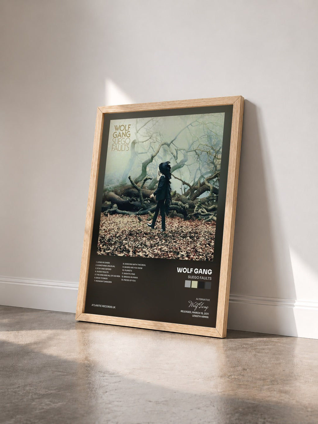 #bois Tableau de l'album Suego Faults de Wolf Gang vu de trois quarts, cadre en bois brut